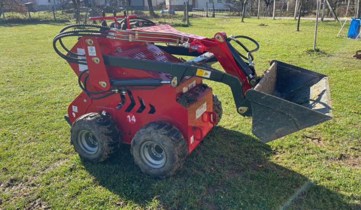 2. fotografia fotogalérie Projekty / Rozvoj obehového a odpadového hospodárstva v obci Vyšná Olšava - nákup minibágra s príslušenstvom - foto