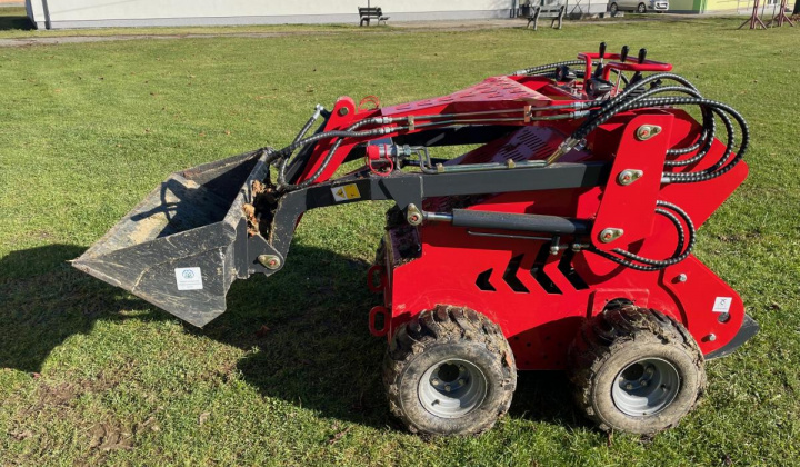 3. fotografia fotogalérie Projekty / Rozvoj obehového a odpadového hospodárstva v obci Vyšná Olšava - nákup minibágra s príslušenstvom - foto