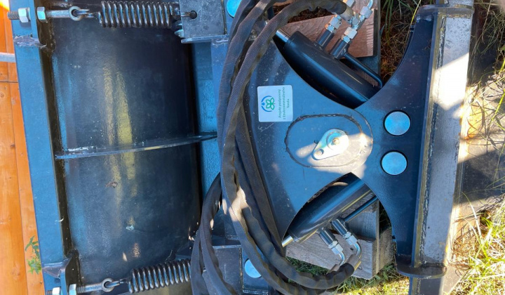 5. fotografia fotogalérie Projekty / Rozvoj obehového a odpadového hospodárstva v obci Vyšná Olšava - nákup minibágra s príslušenstvom - foto