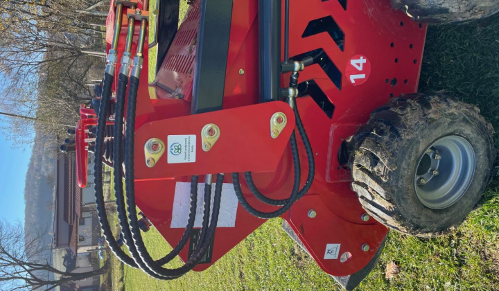 8. fotografia fotogalérie Projekty / Rozvoj obehového a odpadového hospodárstva v obci Vyšná Olšava - nákup minibágra s príslušenstvom - foto