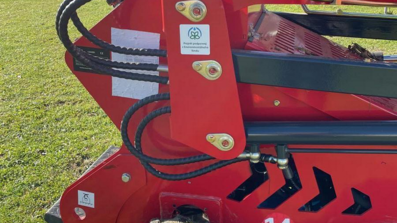 Fotografia fotogalérie Rozvoj obehového a odpadového hospodárstva v obci Vyšná Olšava - nákup minibágra s príslušenstvom