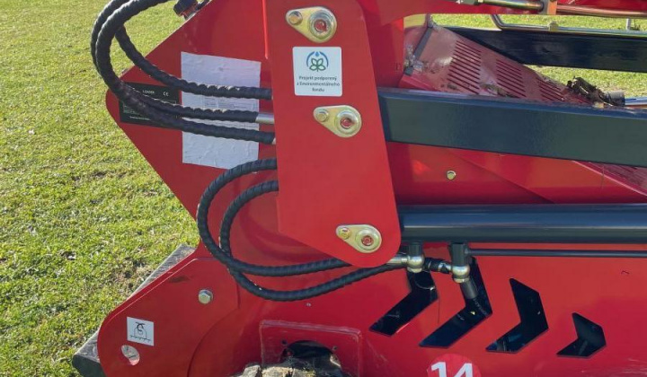 1. fotografia fotogalérie Rozvoj obehového a odpadového hospodárstva v obci Vyšná Olšava - nákup minibágra s príslušenstvom