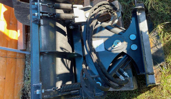 2. fotografia fotogalérie Rozvoj obehového a odpadového hospodárstva v obci Vyšná Olšava - nákup minibágra s príslušenstvom