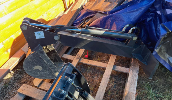 3. fotografia fotogalérie Rozvoj obehového a odpadového hospodárstva v obci Vyšná Olšava - nákup minibágra s príslušenstvom